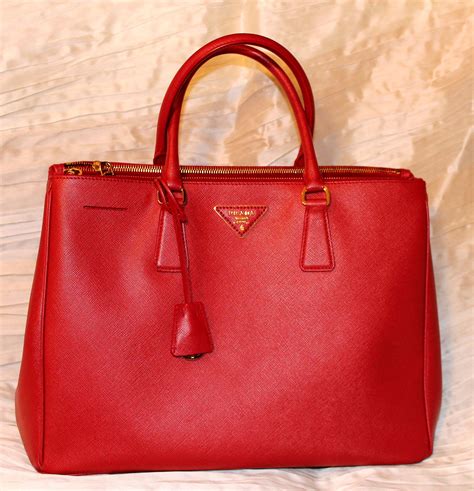 modella prada borsa rossa|modelli di borse prada.